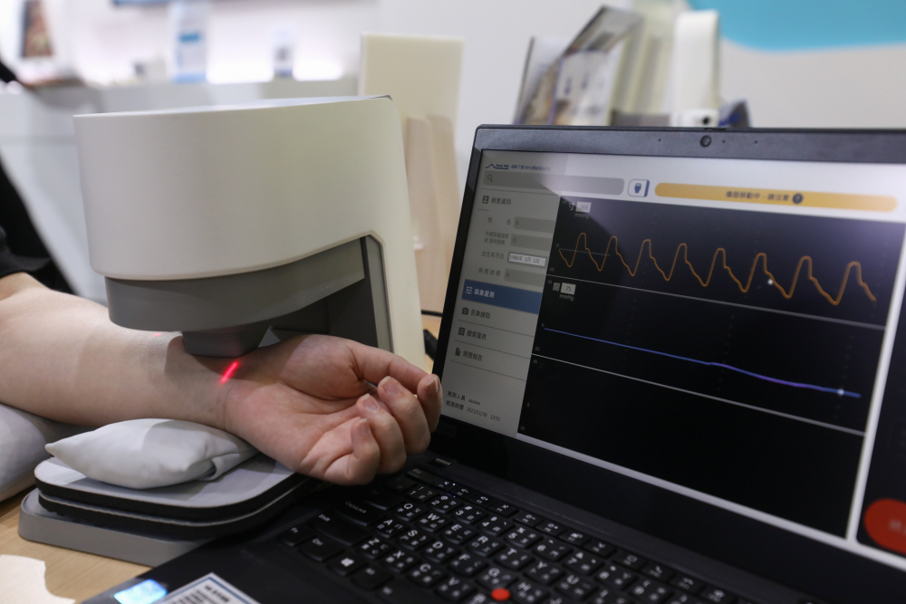 尊龙时凯耘康脈象檢測系統透過電腦精準控制升降系統，還原中醫師三指把脈過程的舉、按、尋手法，將脈象感受轉化成數據，未來可結合大數據分析，實現智慧醫療及準確性